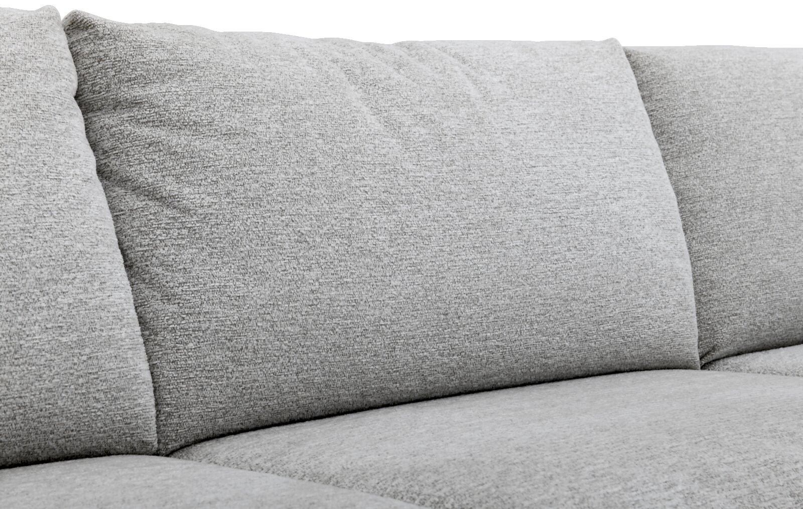 Detailansicht von vorne auf die weich gepolsterten Rücken- und Sitzkissen eines hellgrauen Sofas mit fein strukturierter Stoffoberfläche