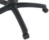 Nahaufnahme der schwarzen Basis eines Chefsessels mit fünf Rollen, von oben betrachtet.