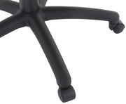 Nahaufnahme der schwarzen Basis eines Chefsessels mit fünf Rollen, von oben betrachtet.