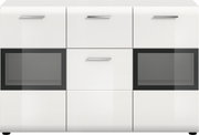 Weiße, moderne Kommode/Sideboard mit drei Türen und silbernen Griffen, zwei dunklen Glas-/Acryl-Frontfenstern links und rechts, frontal in gerader Vorderansicht freigestellt.