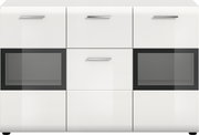 Weiße, moderne Kommode/Sideboard mit drei Türen und silbernen Griffen, zwei dunklen Glas-/Acryl-Frontfenstern links und rechts, frontal in gerader Vorderansicht freigestellt.