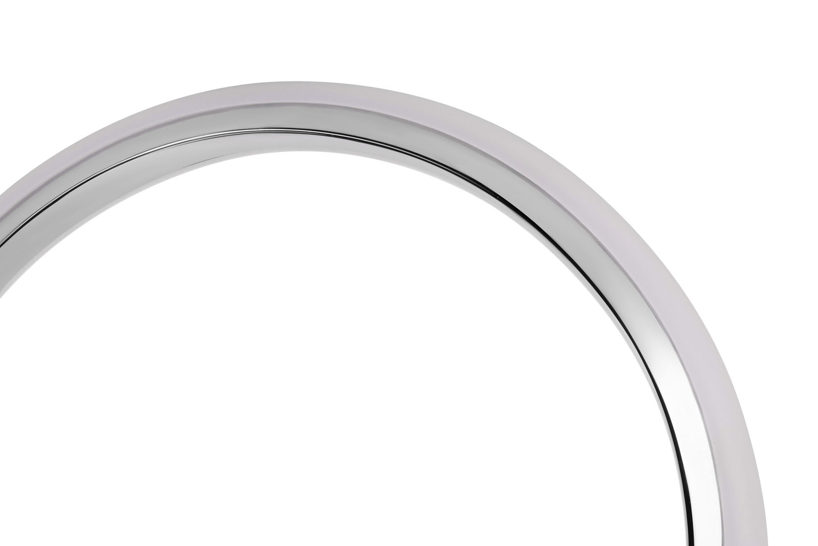 Nahaufnahme einer LED-Deckenleuchte mit silbernem Rand, seitliche Perspektive