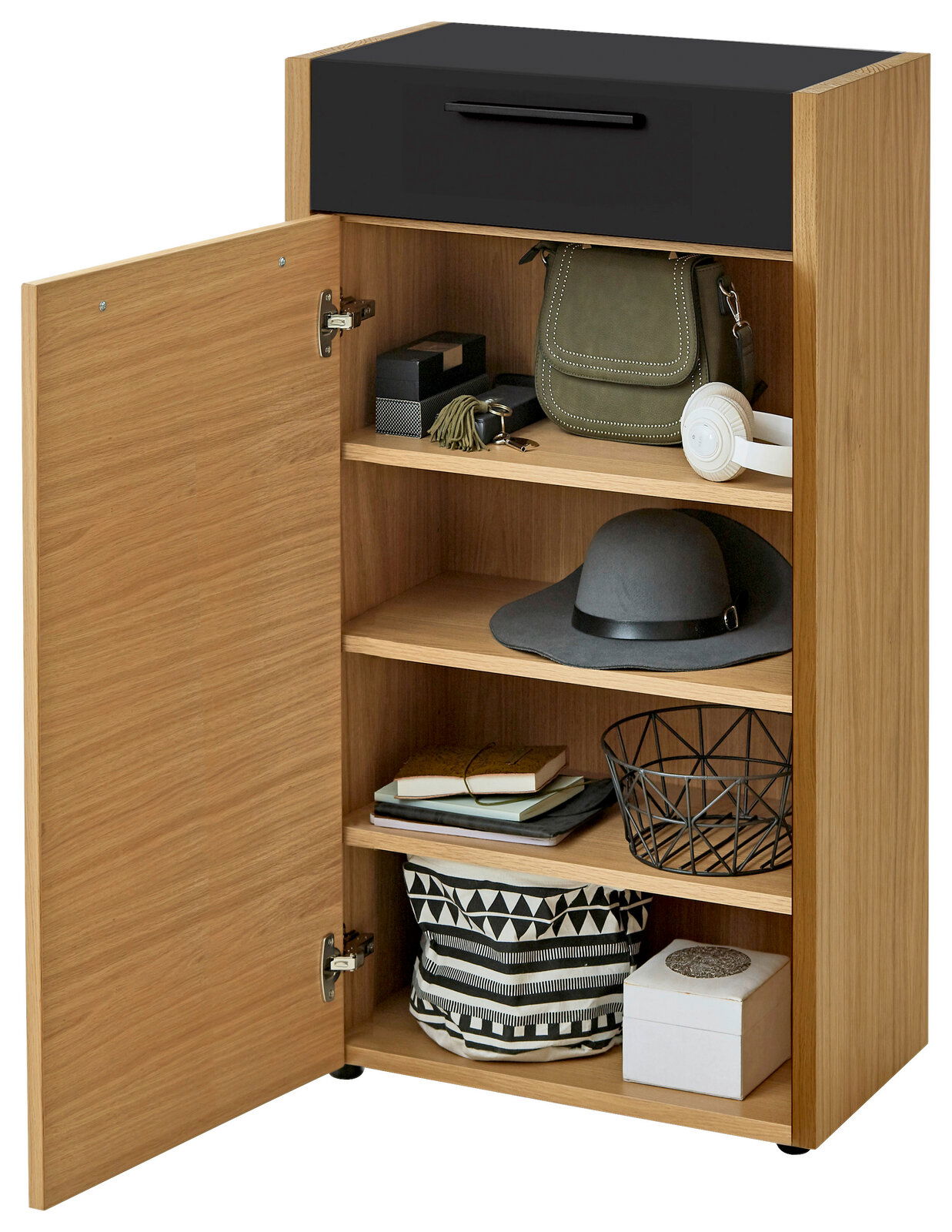 VOSS Kommode LEVIO Geöffnete Kommode der Serie LEVIO von VOSS mit Anschlag links, zeigt Innenfächer mit verschiedenen Gegenständen aus der Frontalperspektive.