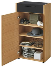 Geöffnete Kommode der Serie LEVIO von VOSS mit Anschlag links, zeigt Innenfächer mit verschiedenen Gegenständen aus der Frontalperspektive.