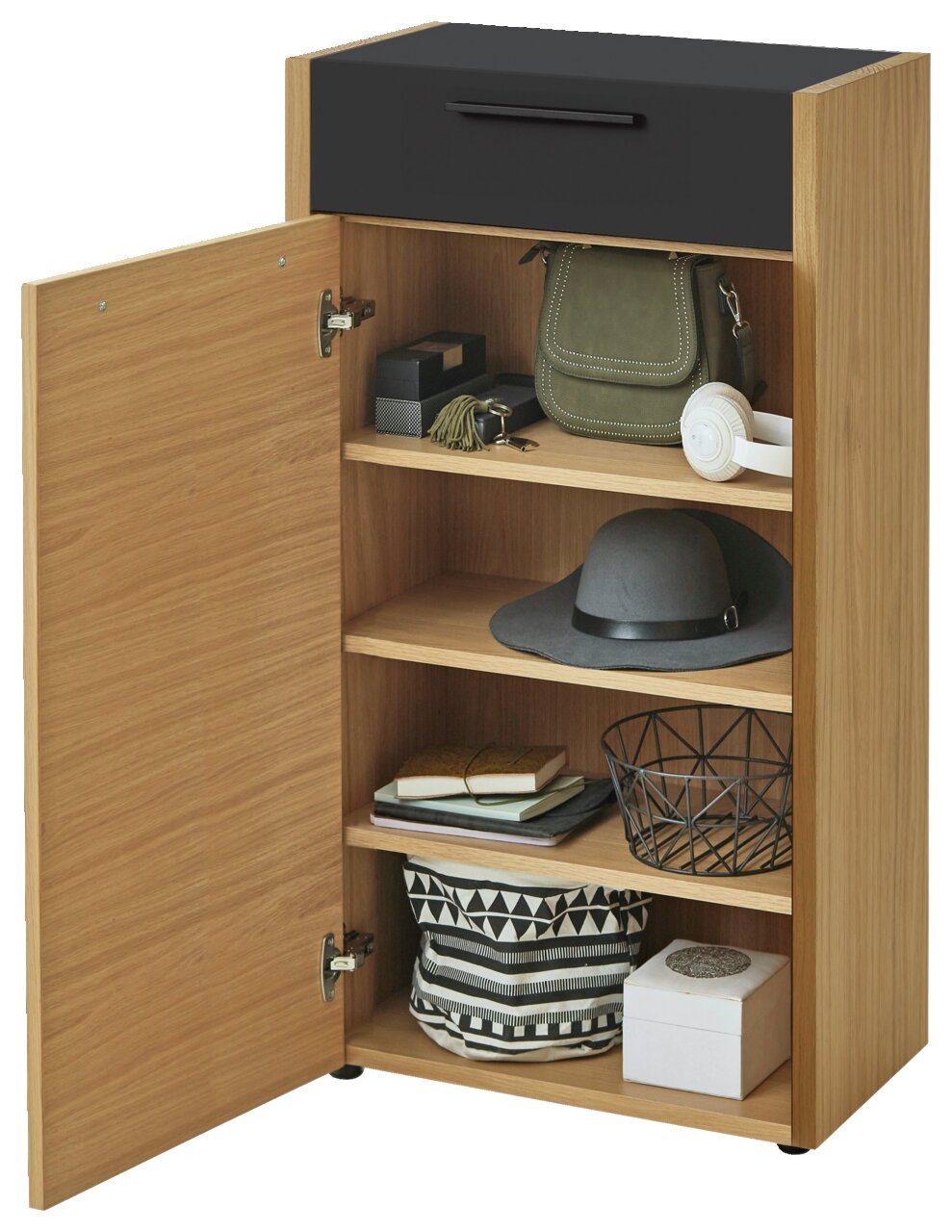 Geöffnete Kommode der Serie LEVIO von VOSS mit Anschlag links, zeigt Innenfächer mit verschiedenen Gegenständen aus der Frontalperspektive.