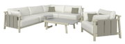 Moderne Lounge-Sitzgruppe mit cremefarbenen Polstern und Holzelementen, bestehend aus einem Ecksofa, einem Sessel und zwei Tischen, aus der Vorderansicht.