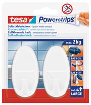 Zwei weiße, selbstklebende Haken von tesa Powerstrips in der Verpackung, Vorderansicht, geeignet für bis zu 2 kg, einfache Anbringung und Entfernung ohne Rückstände.