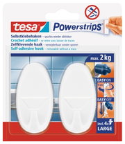 Zwei weiße, selbstklebende Haken von tesa Powerstrips in der Verpackung, Vorderansicht, geeignet für bis zu 2 kg, einfache Anbringung und Entfernung ohne Rückstände.