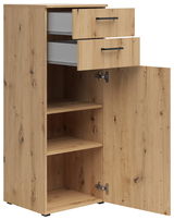 Kommode aus Holz mit zwei offenen Schubladen und einer geöffneten Tür, die zwei Regalböden zeigt. Perspektive von vorne.