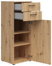 Kommode aus Holz mit zwei offenen Schubladen und einer geöffneten Tür, die zwei Regalböden zeigt. Perspektive von vorne.