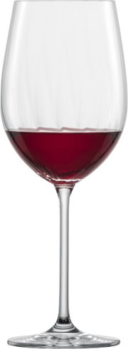 Bordeauxglas Prizma mit rotem Wein, frontale Ansicht