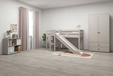 Kinderzimmer mit halbhohem Bett und Rutsche, seitliche Perspektive