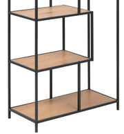 Regal mit schwarzem Metallrahmen und Holzböden, seitliche Perspektive