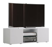 Weißes TV-Lowboard/TV-Schrank mit zwei Schiebetüren und offenem Mittelteil für HiFi-Geräte, frontal aus leichter Schrägperspektive von vorn fotografiert; oben steht ein großer Flachbildfernseher.