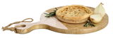 Rundes Schneide- und Servierbrett aus Mangoholz mit Griff und Kordel, darauf eine Quiche, Zwiebeln und Rosmarin, seitliche Perspektive.