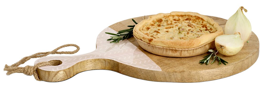 Rundes Schneide- und Servierbrett aus Mangoholz mit Griff und Kordel, darauf eine Quiche, Zwiebeln und Rosmarin, seitliche Perspektive.