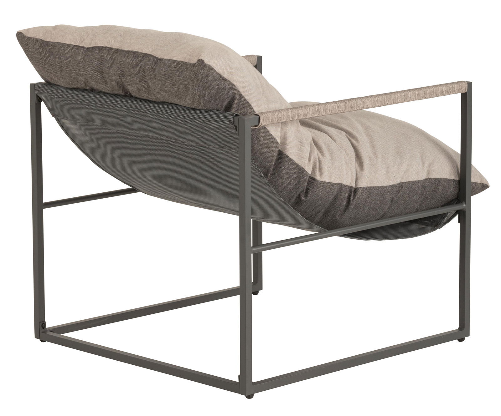 Rückansicht eines Lounge-Sessels mit grauem Metallrahmen und beigem Kissen.
