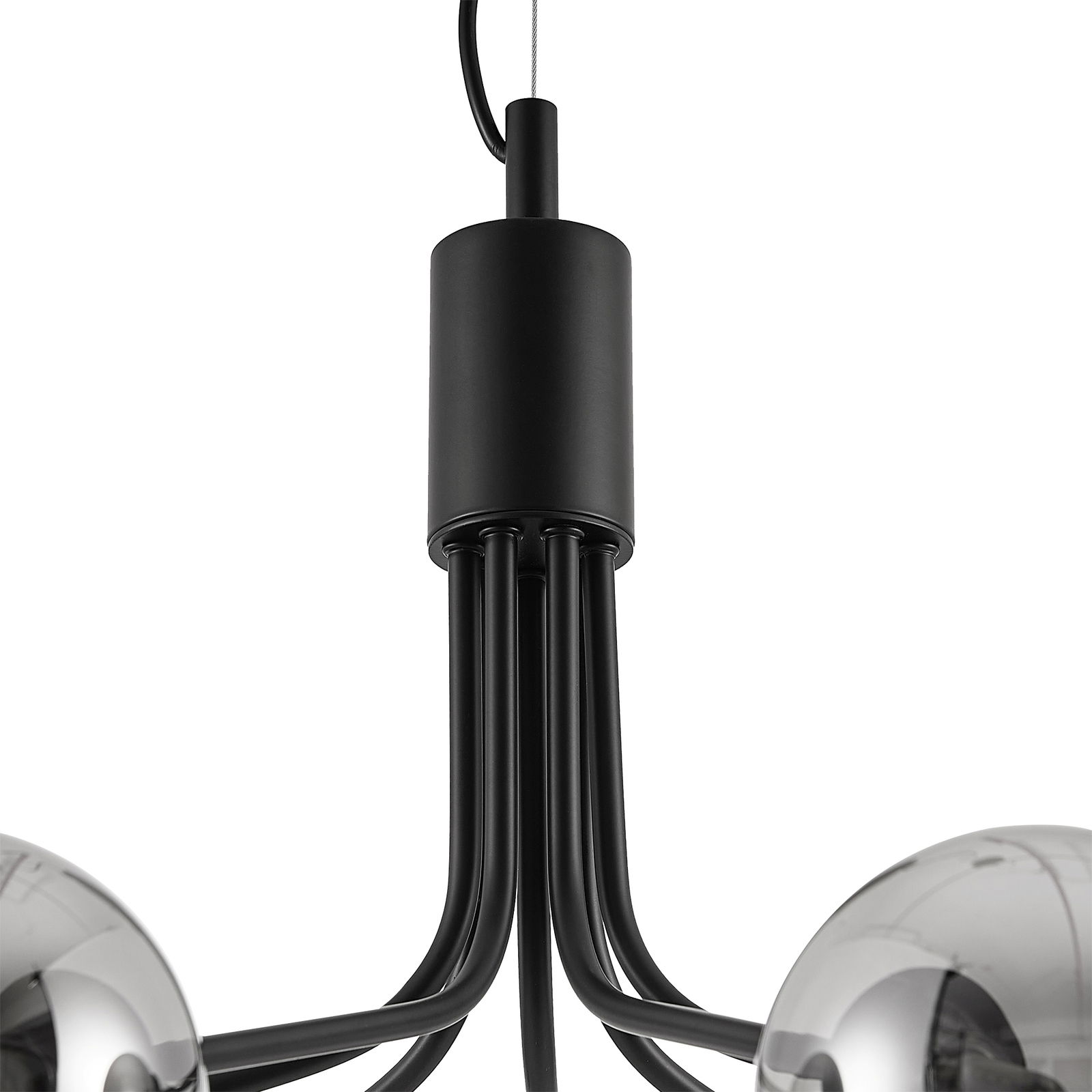 Nahaufnahme einer modernen Hängeleuchte mit schwarzen Metallarmen und glänzenden Kugeln, von unten betrachtet.