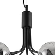 Nahaufnahme einer modernen Hängeleuchte mit schwarzen Metallarmen und glänzenden Kugeln, von unten betrachtet.