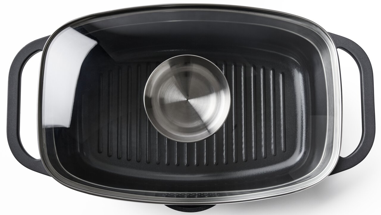 Vogelperspektive auf einen quadratischen Alugussbräter mit geriffeltem Boden und einem runden Edelstahleinsatz in der Mitte.