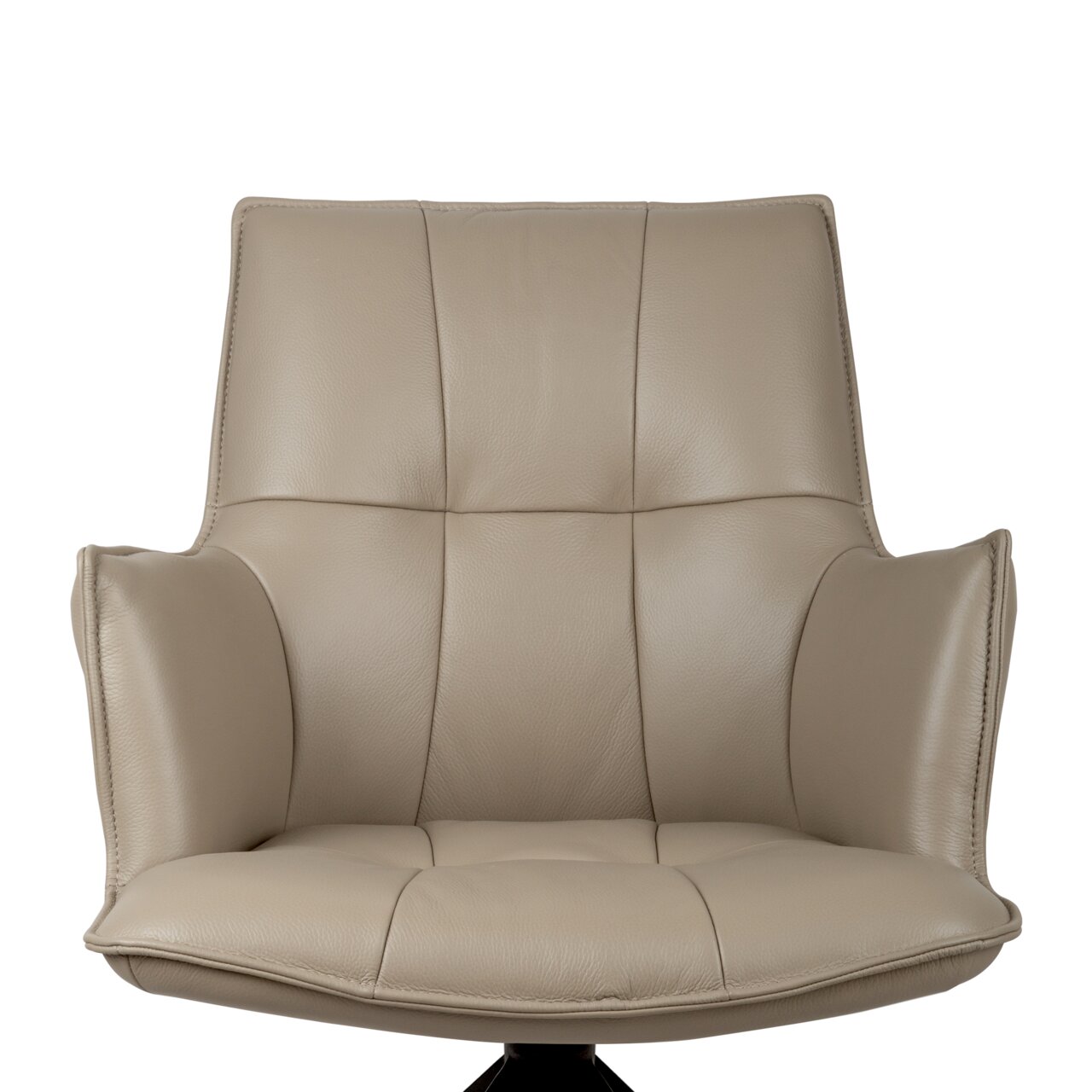 Beige, gestoffeerde lederen fauteuil met armleuningen en segmentvormige stiksels, van voren gefotografeerd tegen een witte achtergrond.