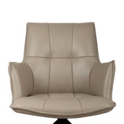 Beige, gestoffeerde lederen fauteuil met armleuningen en segmentvormige stiksels, van voren gefotografeerd tegen een witte achtergrond.
