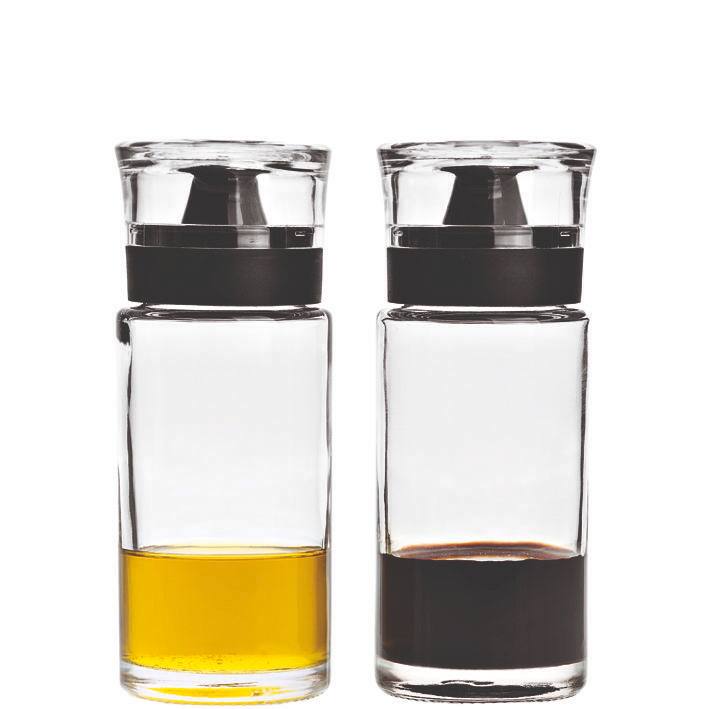 Zwei Glasflaschen für Essig und Öl mit schwarzem Verschluss, frontal fotografiert.