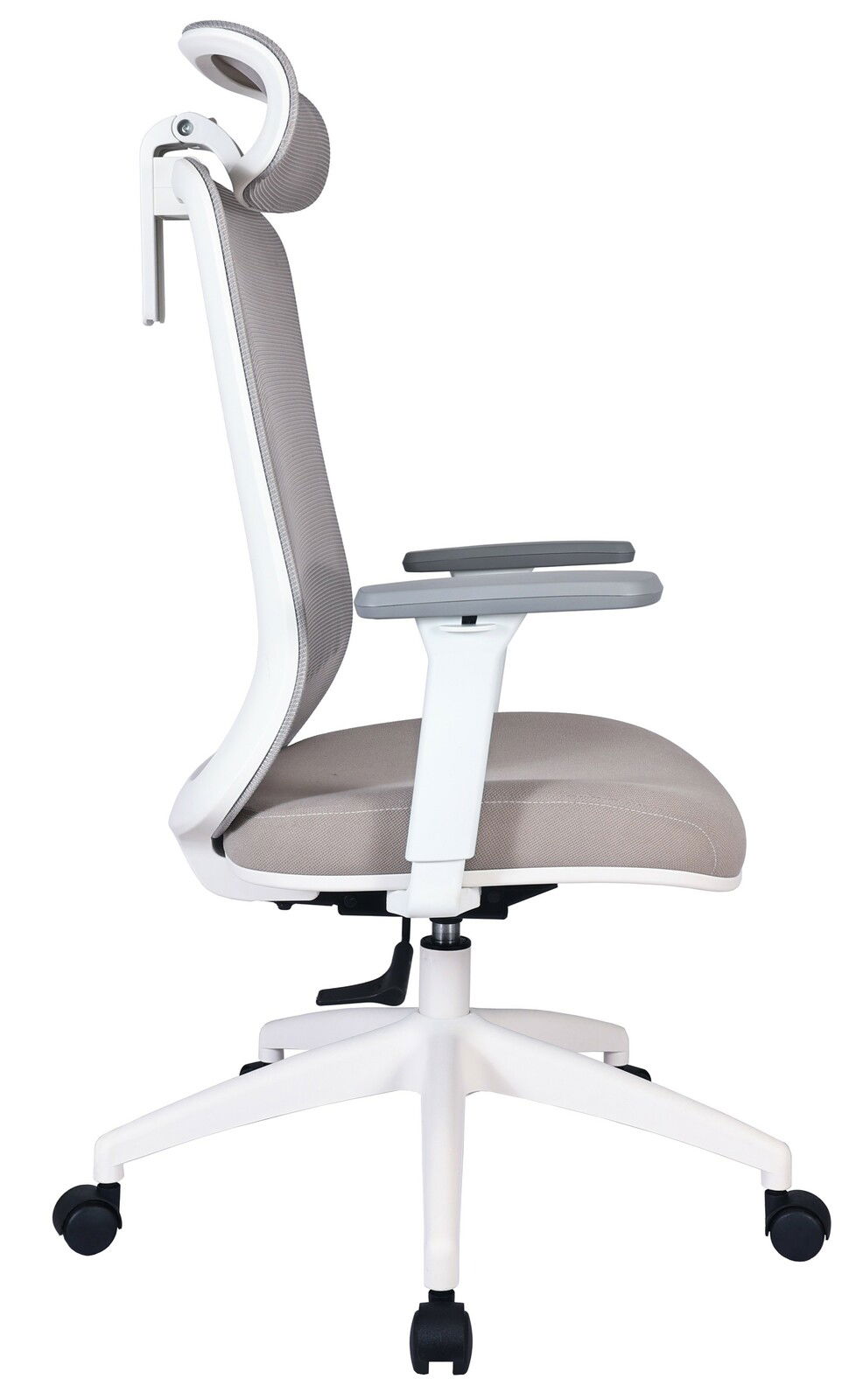 Moderner Drehstuhl in Seitenansicht mit ergonomischer Rückenlehne, verstellbaren Armlehnen und Kopfstütze, auf Rollen.