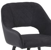 Nahaufnahme eines modernen Barstuhls mit gepolsterter Rückenlehne und Sitzfläche in dunklem Stoff, seitliche Ansicht.