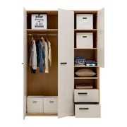 Offener Kleiderschrank mit zwei Türen, links mit Kleiderstange und hängender Kleidung, rechts mit Regalfächern und Schubladen, aus frontaler Perspektive.