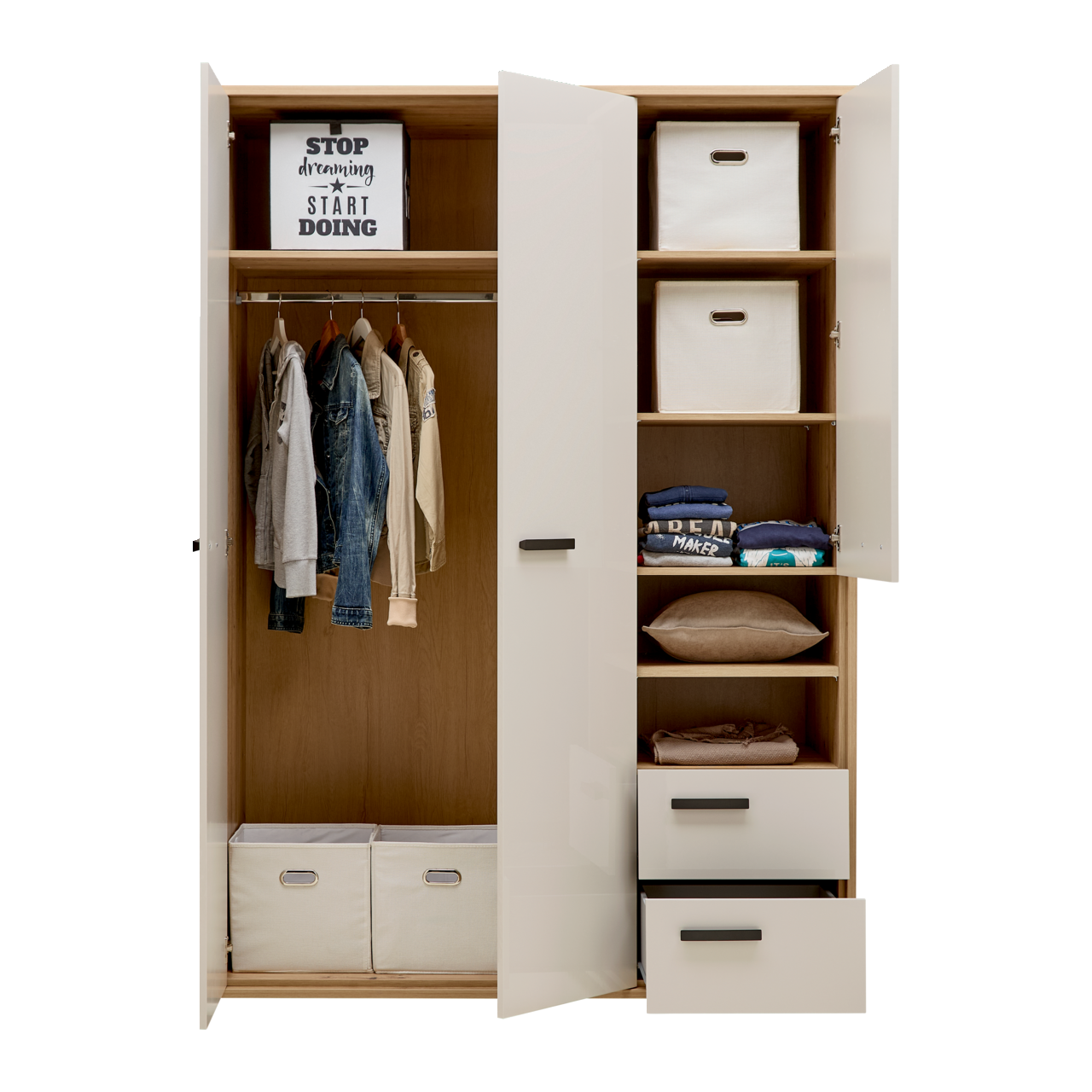 Offener Kleiderschrank mit zwei Türen, links mit Kleiderstange und hängender Kleidung, rechts mit Regalfächern und Schubladen, aus frontaler Perspektive.