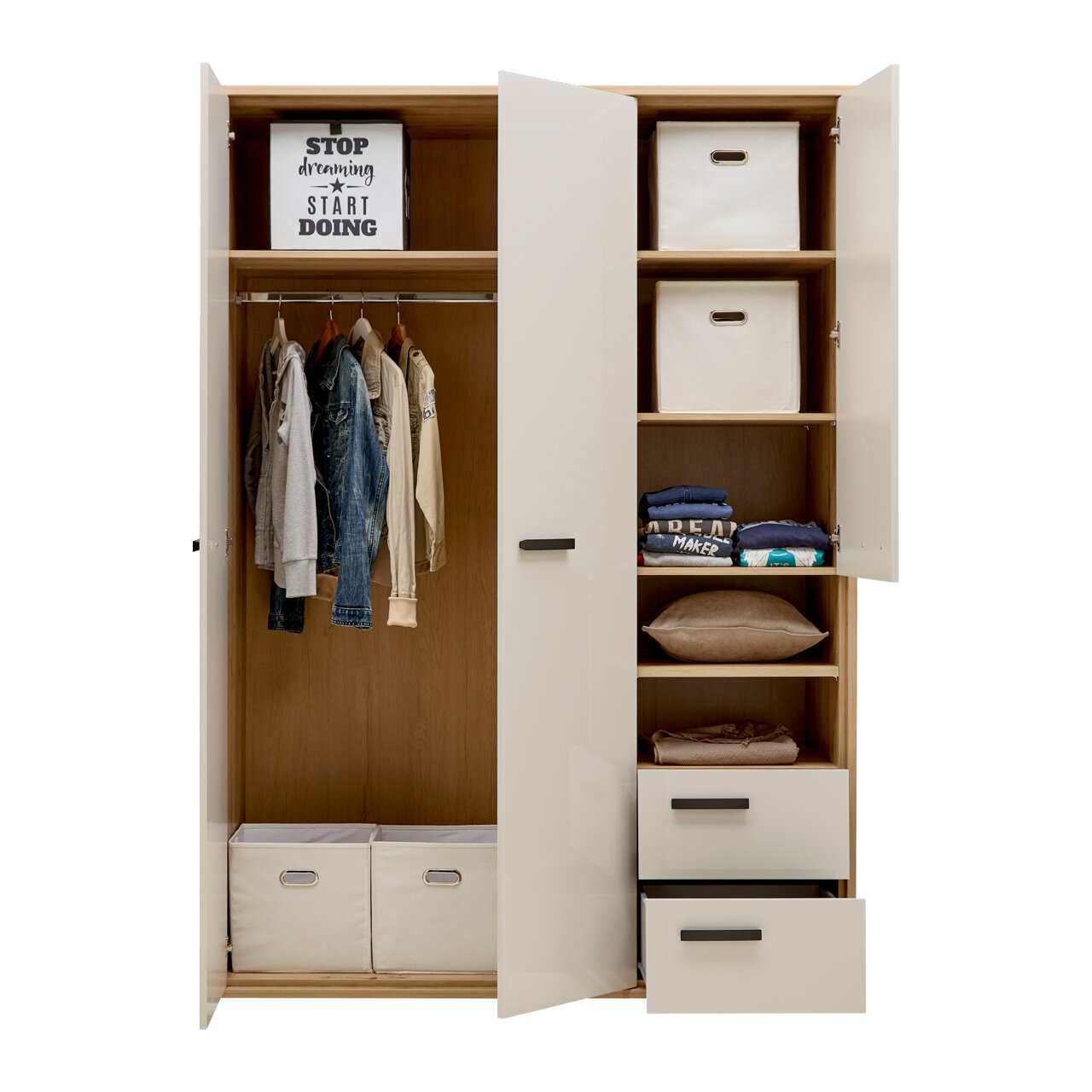 Offener Kleiderschrank mit zwei Türen, links mit Kleiderstange und hängender Kleidung, rechts mit Regalfächern und Schubladen, aus frontaler Perspektive.