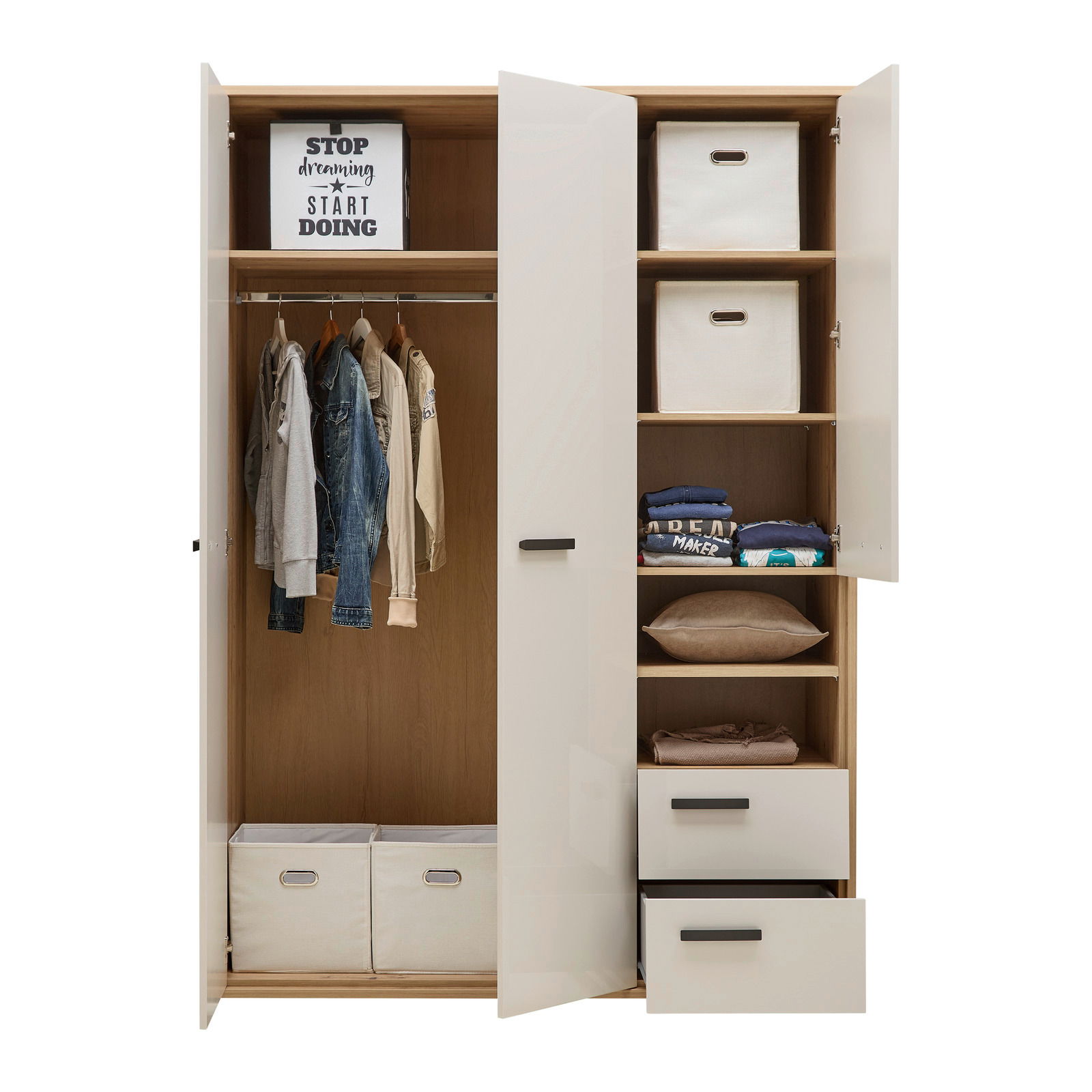 Offener Kleiderschrank mit zwei Türen, links mit Kleiderstange und hängender Kleidung, rechts mit Regalfächern und Schubladen, aus frontaler Perspektive.