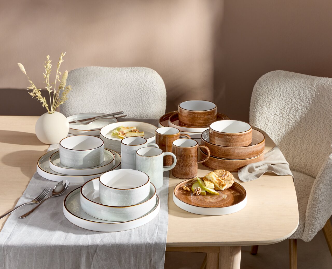 Kombiservice 10-tlg. in einer stilvollen Tischdekoration, bestehend aus Tellern, Schalen und Tassen in natürlichen Erdtönen, aus der Vogelperspektive fotografiert.