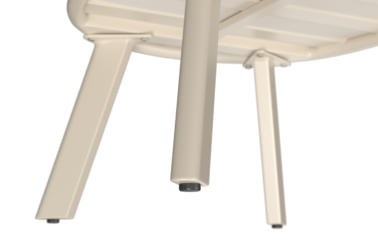 Unteransicht eines Loungesessels mit hellen Metallbeinen