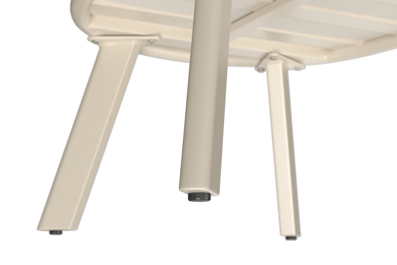 Unteransicht eines Loungesessels mit hellen Metallbeinen