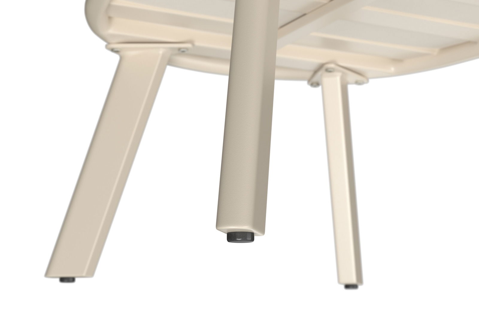 Unteransicht eines Loungesessels mit hellen Metallbeinen