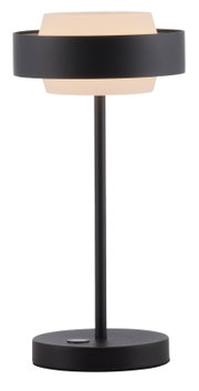 Moderne schwarze Tischleuchte mit rundem Sockel und zylindrischem Schirm, warmweiß leuchtender Diffusor, Produktansicht von vorne auf weißem Hintergrund