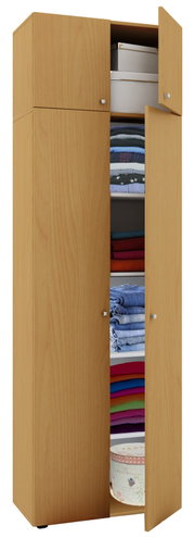 Hoher Kleiderschrank in heller Holzoptik mit geöffneten Türen, sichtbar sind mehrere Regalböden mit gefalteter Kleidung und eine Box im oberen Fach, Frontansicht leicht seitlich