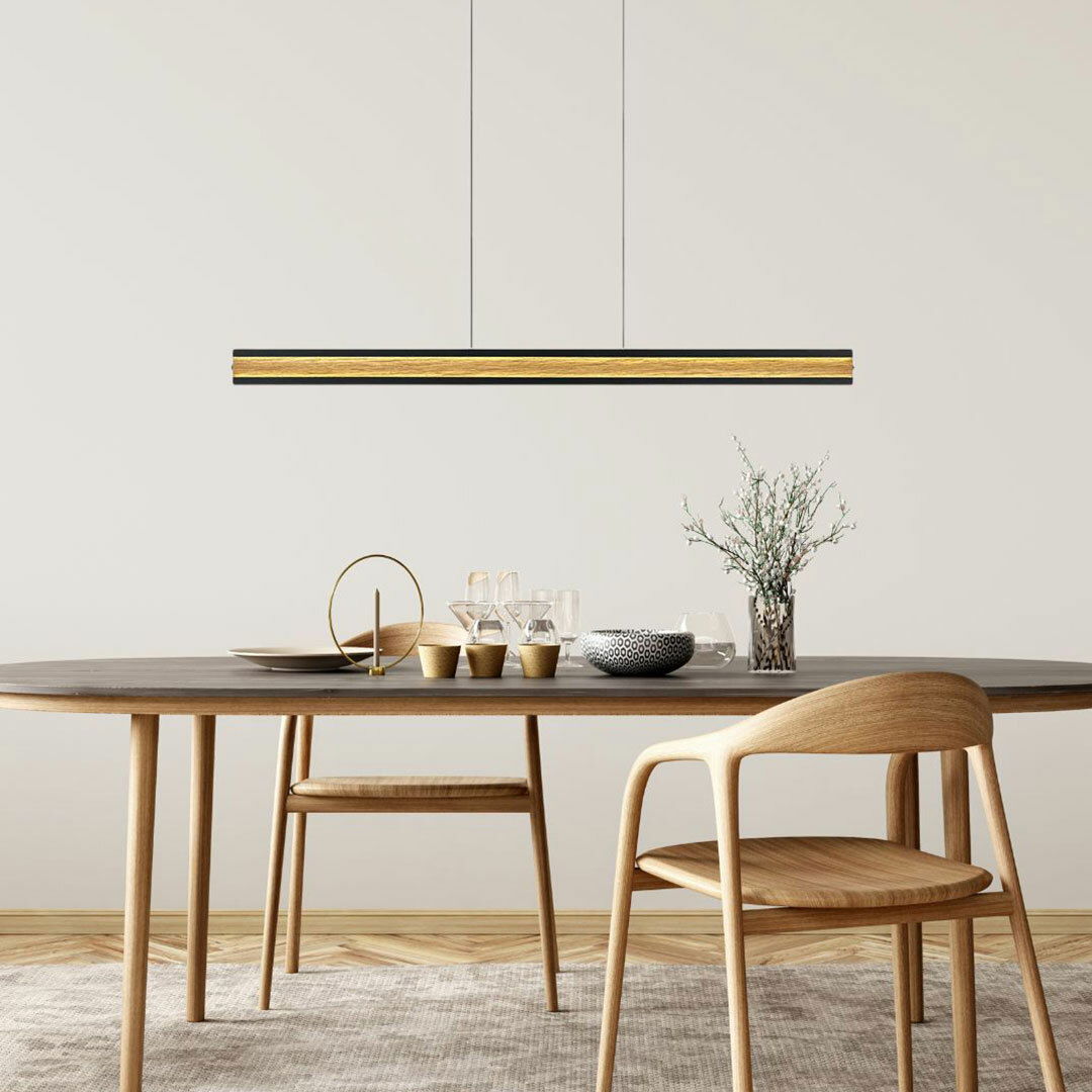 Buschwerk LED-Pendelleuchte HELOISE Moderne LED-Pendelleuchte in Holzoptik über einem Esstisch, seitliche Perspektive