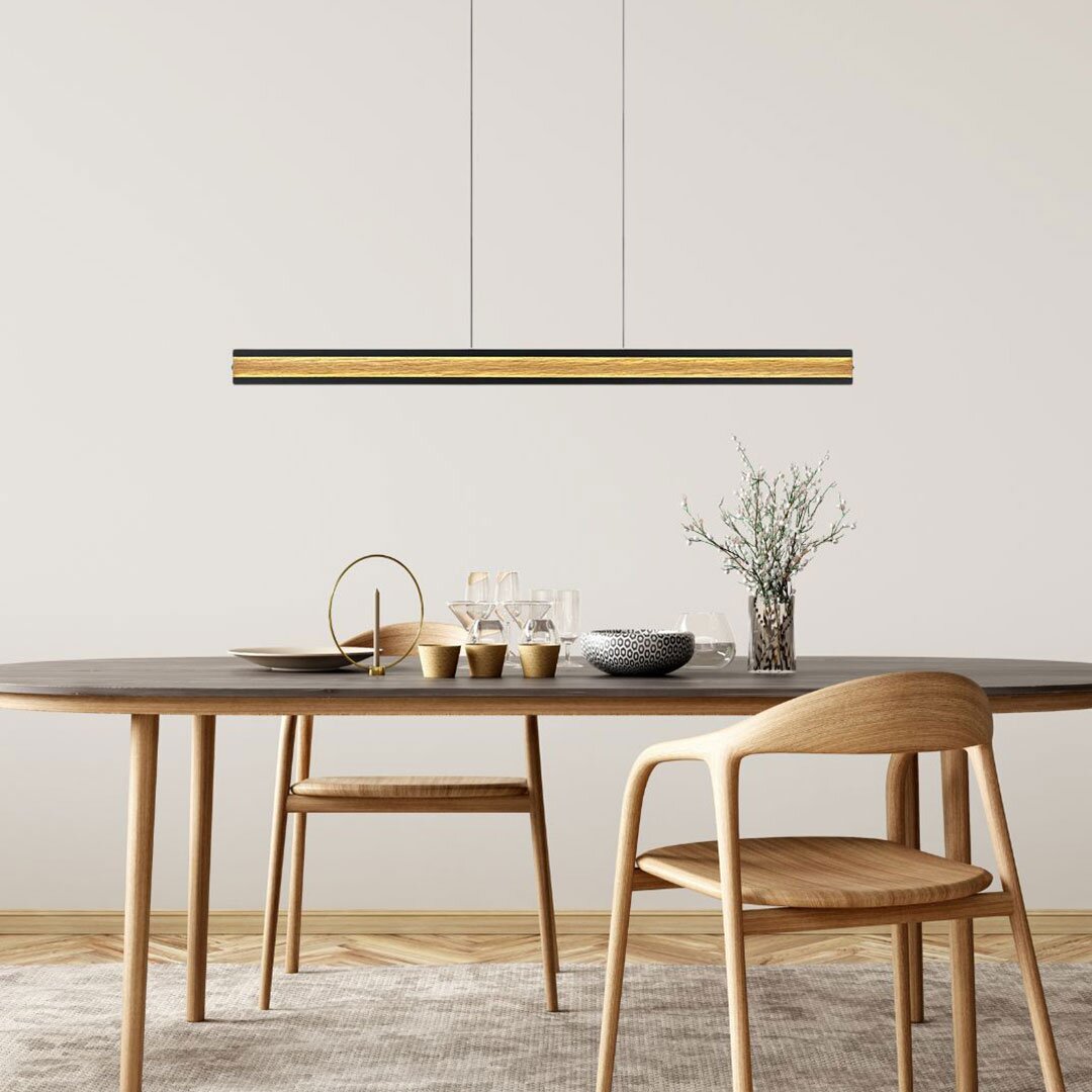 Moderne LED-Pendelleuchte in Holzoptik über einem Esstisch, seitliche Perspektive
