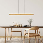Moderne LED-Pendelleuchte in Holzoptik über einem Esstisch, seitliche Perspektive
