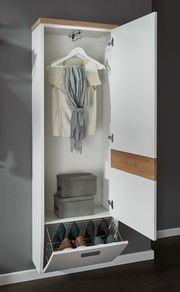 Hängegarderobenschrank mit geöffneter Tür, zeigt Kleiderbügel mit Jacke und Schal, zwei graue Aufbewahrungsboxen und ein Schuhregal mit Schuhen, Perspektive von vorne.