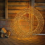 Zwei leuchtende LED-Kränze in einer rustikalen Umgebung, frontal betrachtet.