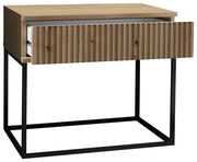 Moderne Nachtkommode mit Holzoptik und Metallgestell, Schublade leicht geöffnet, seitliche Perspektive