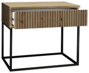 Moderne Nachtkommode mit Holzoptik und Metallgestell, Schublade leicht geöffnet, seitliche Perspektive