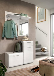 Modernes weißes Garderoben-Set im Flur mit Wandpaneel, Spiegel, Hutablage und Haken sowie Schuhschrank und Kommode, seitliche Perspektive im Eingangsbereich