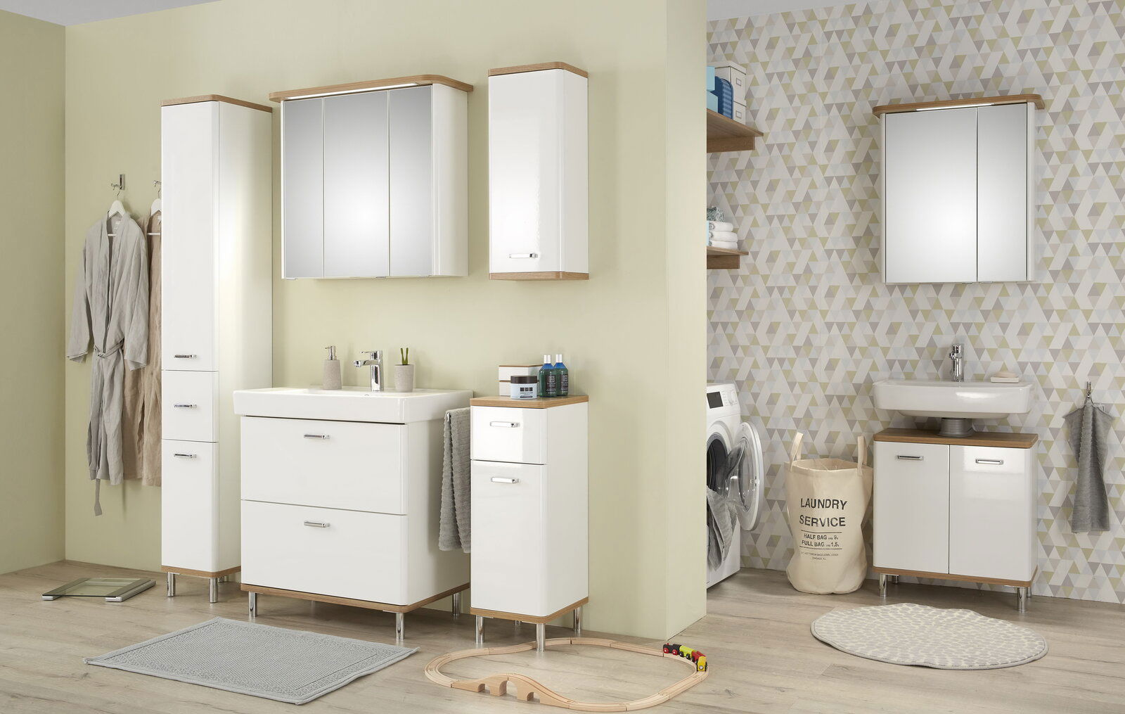 Moderner Spiegelschrank in einem stilvollen Badezimmer, frontal betrachtet.