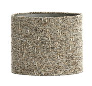 Zylindrischer Lampenschirm mit texturierter, gewebter Oberfläche in neutralen Tönen, seitliche Perspektive