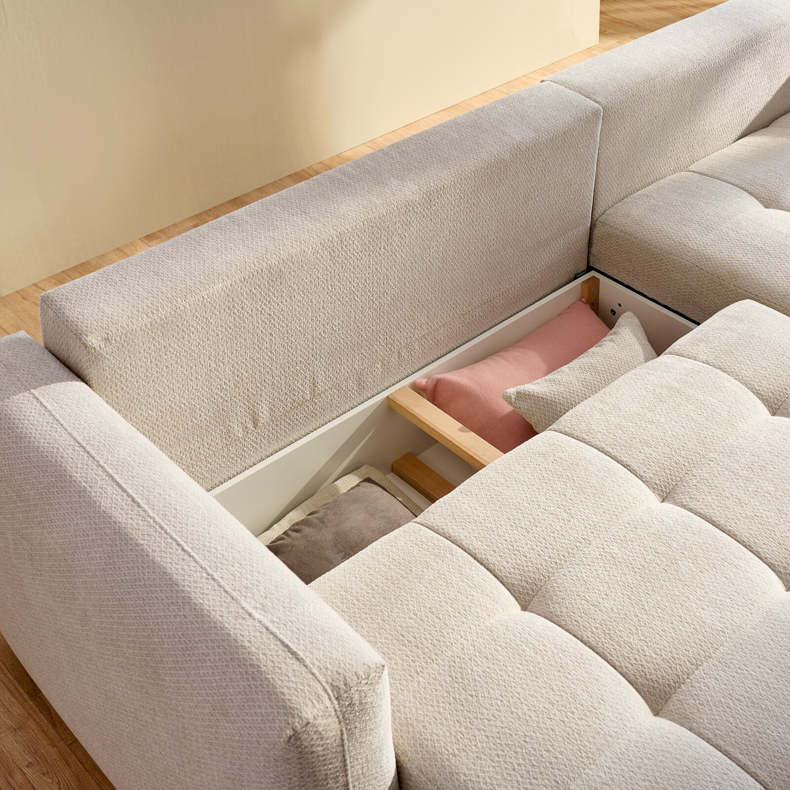 Rundecke mit Stauraum, beige Polsterung, von oben fotografiert